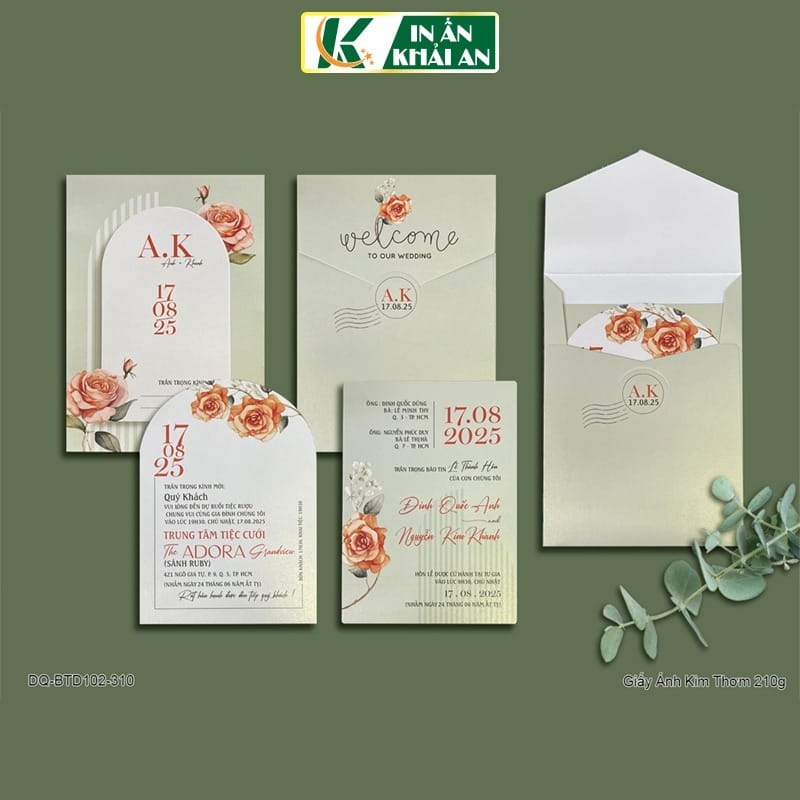 thiep-cuoi-hoa-hong-cam-pastel-giay-anh-kim-thom-ka-310 Thiết kế sử dụng tông xanh olive nhạt kết hợp hoa hồng cam tạo cảm giác nhẹ nhàng và lãng mạn. Bộ thiệp mang phong cách Fine Art thanh lịch, phù hợp cho những lễ cưới hiện đại yêu thích vẻ đẹp tinh tế.