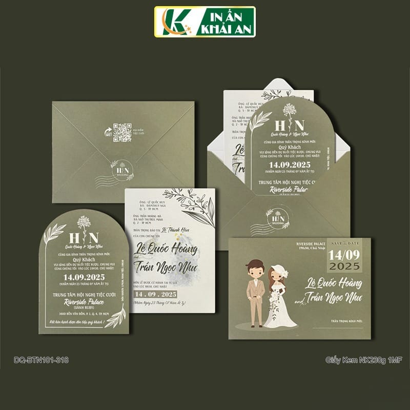 thiep-cuoi-xanh-olive-chibi-toi-gian-giay-nhap-khau-ka-318 Thiết kế kết hợp tông xanh olive trầm cùng minh họa cô dâu chú rể chibi, tạo nên bộ thiệp vừa gần gũi vừa thanh lịch. Họa tiết lá trắng tối giản trên nền giấy nhập khẩu mang lại cảm giác nhẹ nhàng, phù hợp nhiều phong cách cưới hiện đại.