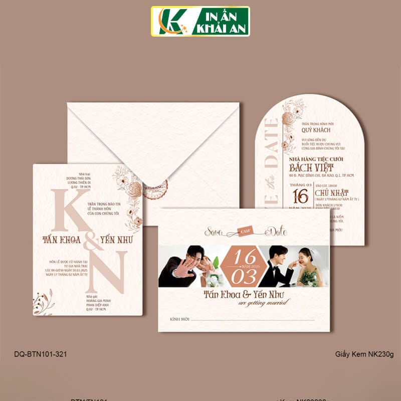 thiep-cuoi-anh-cuoi-kem-nude-toi-gian-giay-nhap-khau-ka-321 Thiết kế kết hợp ảnh cưới cùng tông kem nude trang nhã, tạo dấu ấn riêng cho ngày trọng đại. Bố cục hiện đại cùng họa tiết hoa mảnh mang đến tổng thể nhẹ nhàng, gần gũi và tinh tế.