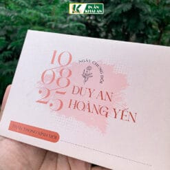Thiết kế kết hợp tông cam hồng dịu cùng nền giấy ánh kim tạo nên vẻ đẹp thanh lịch và hiện đại. Bố cục tối giản giúp từng chi tiết nổi bật và tinh tế.