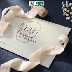 Thiết kế sử dụng tông kem ánh kim kết hợp hoa nét mảnh và bố cục tối giản, tạo cảm giác thanh lịch cho ngày cưới. Bộ thiệp mang phong cách hiện đại, giúp thông tin nổi bật và giữ được vẻ tinh tế trong từng chi tiết.
