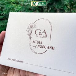 Thiết kế sử dụng tông kem ánh kim kết hợp hoa nét mảnh và bố cục tối giản, tạo cảm giác thanh lịch cho ngày cưới. Bộ thiệp mang phong cách hiện đại, giúp thông tin nổi bật và giữ được vẻ tinh tế trong từng chi tiết.