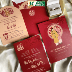 Lấy cảm hứng từ văn hóa cưới truyền thống Á Đông, mẫu thiệp nổi bật với sắc đỏ may mắn cùng biểu tượng Song Hỷ và minh họa cô dâu chú rể chibi. Tạo cảm giác gần gũi và lưu giữ nét đẹp cưới hỏi truyền thống trong diện mạo hiện đại.