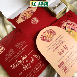 Lấy cảm hứng từ văn hóa cưới truyền thống Á Đông, mẫu thiệp nổi bật với sắc đỏ may mắn cùng biểu tượng Song Hỷ và minh họa cô dâu chú rể chibi. Tạo cảm giác gần gũi và lưu giữ nét đẹp cưới hỏi truyền thống trong diện mạo hiện đại.