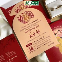 Lấy cảm hứng từ văn hóa cưới truyền thống Á Đông, mẫu thiệp nổi bật với sắc đỏ may mắn cùng biểu tượng Song Hỷ và minh họa cô dâu chú rể chibi. Tạo cảm giác gần gũi và lưu giữ nét đẹp cưới hỏi truyền thống trong diện mạo hiện đại.