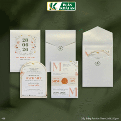 Thiệp cưới nổi bật với tông kem trắng kết hợp vòng hoa đồng nội và bố cục nhẹ nhàng, tạo cảm giác thanh lịch ngay từ ánh nhìn đầu tiên. Bộ thiệp mang phong cách Fine Art hiện đại.