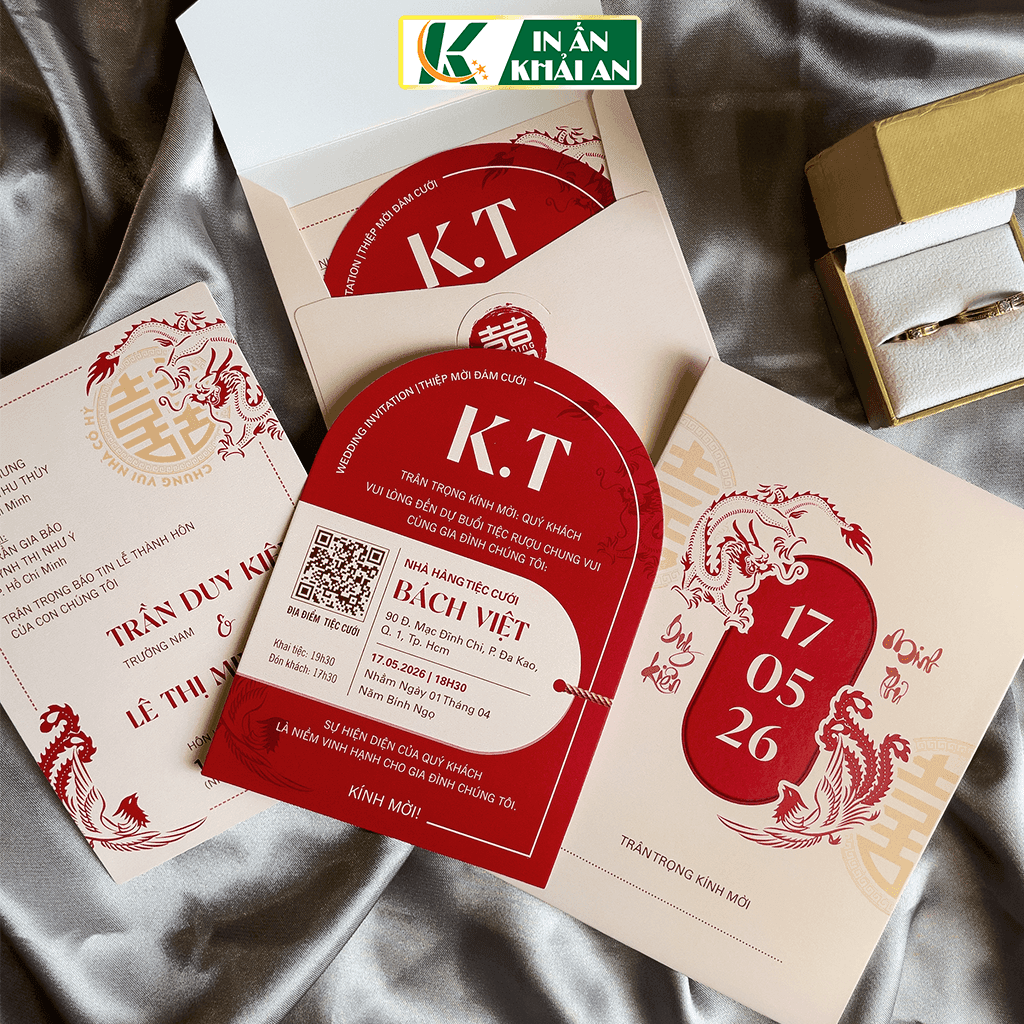 thiep-cuoi-do-song-song-truyen-thong-giay-thom-ka-407 Thiết kế kết hợp nền trắng ánh kim cùng sắc đỏ nổi bật, lấy cảm hứng từ hình tượng song long và họa tiết song hỷ truyền thống, tạo cảm giác trang trọng, cân đối, phù hợp với những lễ cưới mang đậm nét văn hóa Á Đông.