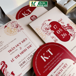 Thiết kế kết hợp nền trắng ánh kim cùng sắc đỏ nổi bật, lấy cảm hứng từ hình tượng song long và họa tiết song hỷ truyền thống, tạo cảm giác trang trọng, cân đối, phù hợp với những lễ cưới mang đậm nét văn hóa Á Đông.