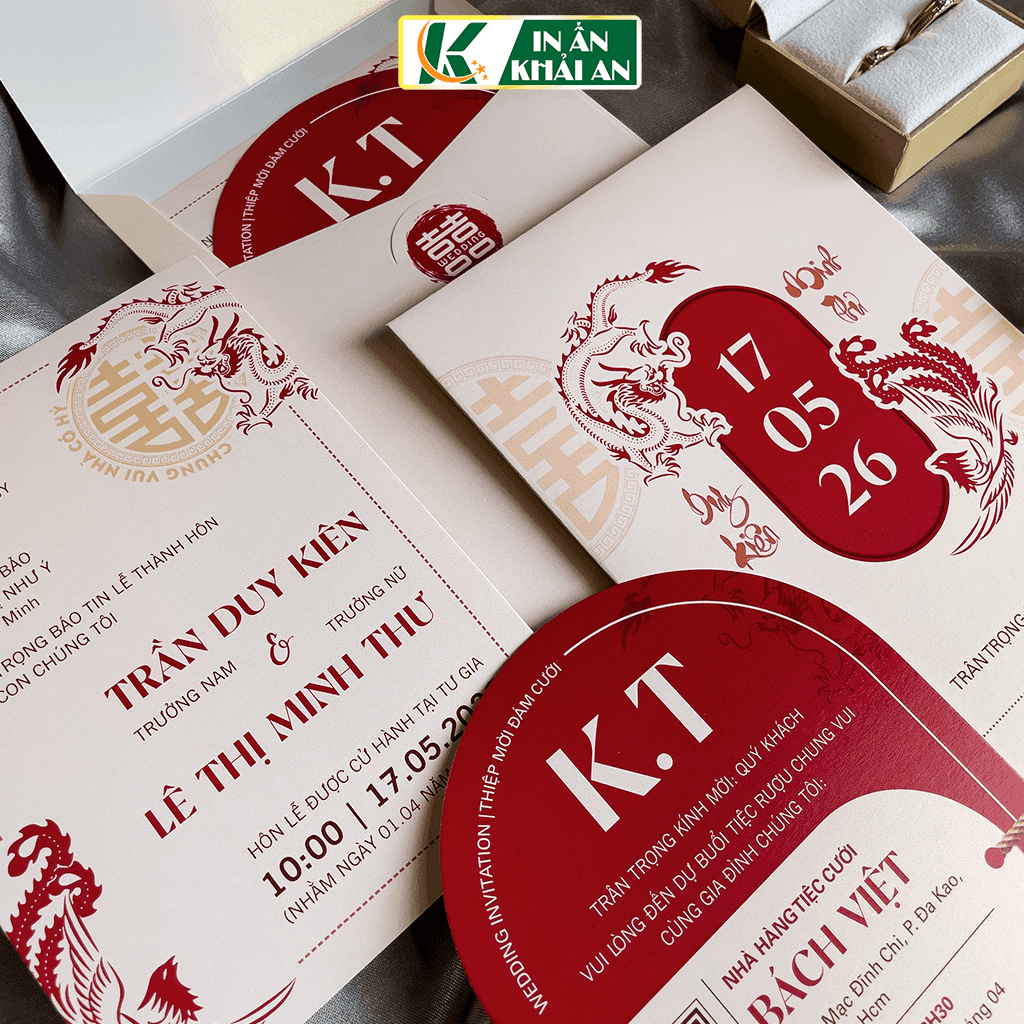 thiep-cuoi-do-song-song-truyen-thong-giay-thom-ka-407 Thiết kế kết hợp nền trắng ánh kim cùng sắc đỏ nổi bật, lấy cảm hứng từ hình tượng song long và họa tiết song hỷ truyền thống, tạo cảm giác trang trọng, cân đối, phù hợp với những lễ cưới mang đậm nét văn hóa Á Đông.