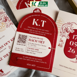 Thiết kế kết hợp nền trắng ánh kim cùng sắc đỏ nổi bật, lấy cảm hứng từ hình tượng song long và họa tiết song hỷ truyền thống, tạo cảm giác trang trọng, cân đối, phù hợp với những lễ cưới mang đậm nét văn hóa Á Đông.