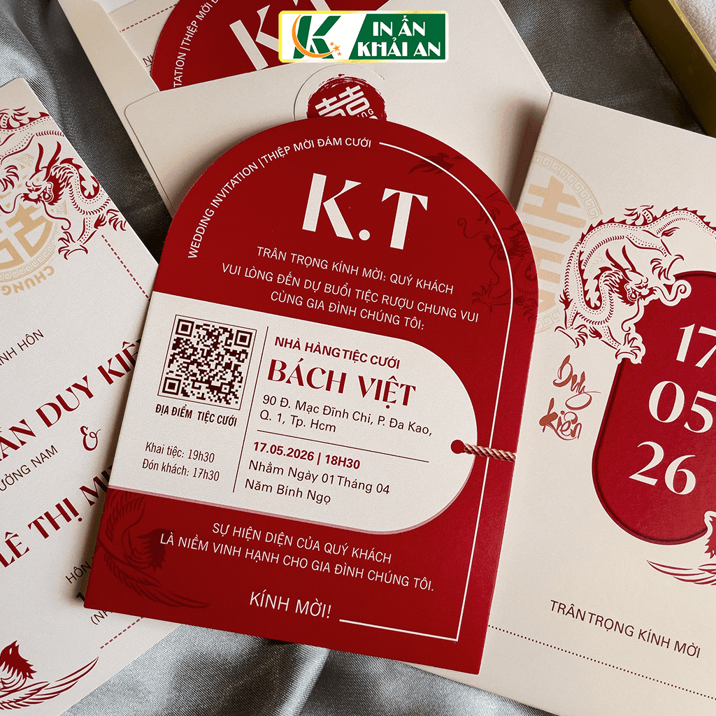 thiep-cuoi-do-song-song-truyen-thong-giay-thom-ka-407 Thiết kế kết hợp nền trắng ánh kim cùng sắc đỏ nổi bật, lấy cảm hứng từ hình tượng song long và họa tiết song hỷ truyền thống, tạo cảm giác trang trọng, cân đối, phù hợp với những lễ cưới mang đậm nét văn hóa Á Đông.