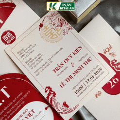 Thiết kế kết hợp nền trắng ánh kim cùng sắc đỏ nổi bật, lấy cảm hứng từ hình tượng song long và họa tiết song hỷ truyền thống, tạo cảm giác trang trọng, cân đối, phù hợp với những lễ cưới mang đậm nét văn hóa Á Đông.