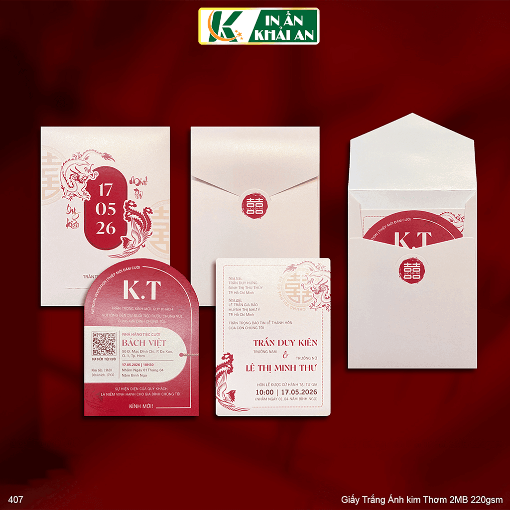 thiep-cuoi-do-song-song-truyen-thong-giay-thom-ka-407 Thiết kế kết hợp nền trắng ánh kim cùng sắc đỏ nổi bật, lấy cảm hứng từ hình tượng song long và họa tiết song hỷ truyền thống, tạo cảm giác trang trọng, cân đối, phù hợp với những lễ cưới mang đậm nét văn hóa Á Đông.