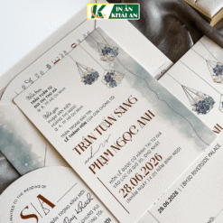 Thiết kế nổi bật với nền trắng kết hợp mảng màu xanh watercolor cùng cụm hoa treo nhẹ nhàng, tạo cảm giác thanh thoát và hiện đại. Bộ thiệp mang phong cách tối giản, bố cục tinh gọn.