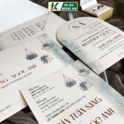 Thiết kế nổi bật với nền trắng kết hợp mảng màu xanh watercolor cùng cụm hoa treo nhẹ nhàng, tạo cảm giác thanh thoát và hiện đại. Bộ thiệp mang phong cách tối giản, bố cục tinh gọn.