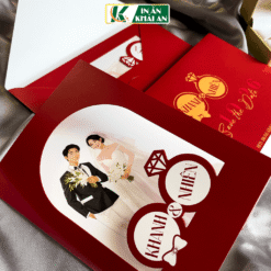 Mẫu thiệp nổi bật với tông đỏ truyền thống kết hợp biểu tượng Song Hỷ và họa tiết nhẫn cưới cách điệu, tạo dấu ấn trang nhã cho ngày trọng đại. Chi tiết bế hình mang đến trải nghiệm mở thiệp ấn tượng và đồng bộ.