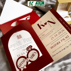 Mẫu thiệp nổi bật với tông đỏ truyền thống kết hợp biểu tượng Song Hỷ và họa tiết nhẫn cưới cách điệu, tạo dấu ấn trang nhã cho ngày trọng đại. Chi tiết bế hình mang đến trải nghiệm mở thiệp ấn tượng và đồng bộ.