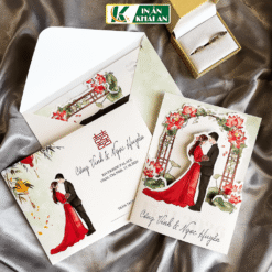 Lấy cảm hứng từ hoa sen nở và sắc đỏ truyền thống, mẫu thiệp mang đến cảm giác trang nhã nhưng vẫn nổi bật. Thiết kế gập ba kết hợp chi tiết bế hình dâu rể tạo điểm nhấn sinh động.