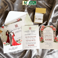 Lấy cảm hứng từ hoa sen nở và sắc đỏ truyền thống, mẫu thiệp mang đến cảm giác trang nhã nhưng vẫn nổi bật. Thiết kế gập ba kết hợp chi tiết bế hình dâu rể tạo điểm nhấn sinh động.