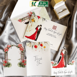Lấy cảm hứng từ hoa sen nở và sắc đỏ truyền thống, mẫu thiệp mang đến cảm giác trang nhã nhưng vẫn nổi bật. Thiết kế gập ba kết hợp chi tiết bế hình dâu rể tạo điểm nhấn sinh động.