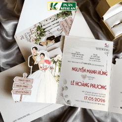 Lấy cảm hứng từ khu vườn ngập hoa và hình minh họa Chibi cô dâu chú rể, mẫu thiệp mang đến cảm giác vui tươi, gần gũi nhưng vẫn trang nhã. Kết hợp các chi tiết bế hình giúp bộ thiệp nổi bật ngay từ lần mở đầu tiên.