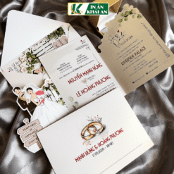 Lấy cảm hứng từ khu vườn ngập hoa và hình minh họa Chibi cô dâu chú rể, mẫu thiệp mang đến cảm giác vui tươi, gần gũi nhưng vẫn trang nhã. Kết hợp các chi tiết bế hình giúp bộ thiệp nổi bật ngay từ lần mở đầu tiên.