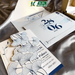Lấy cảm hứng từ lá bạch quả và gam xanh pastel, mẫu thiệp mang vẻ đẹp nhẹ nhàng, hiện đại và đầy tinh tế. Thiết kế gập ba kết hợp chi tiết bế hình tạo chiều sâu thị giác.