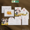 Mẫu thiệp mang phong cách Chibi với hình cô dâu chú rể được bế theo dáng riêng, tạo điểm nhấn vui tươi và giàu cảm xúc. Thiết kế gập ba giúp bộ thiệp vừa gọn gàng, vừa nổi bật.