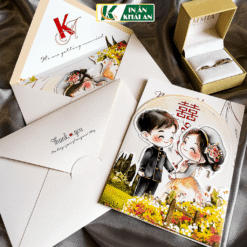 Mẫu thiệp mang phong cách Chibi với hình cô dâu chú rể được bế theo dáng riêng, tạo điểm nhấn vui tươi và giàu cảm xúc. Thiết kế gập ba giúp bộ thiệp vừa gọn gàng, vừa nổi bật.