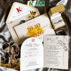 Mẫu thiệp mang phong cách Chibi với hình cô dâu chú rể được bế theo dáng riêng, tạo điểm nhấn vui tươi và giàu cảm xúc. Thiết kế gập ba giúp bộ thiệp vừa gọn gàng, vừa nổi bật.