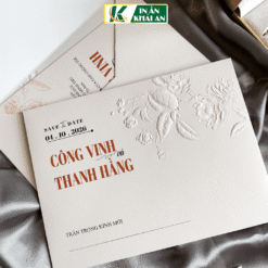 Thiết kế kết hợp giấy mỹ thuật dập nổi cùng họa tiết hoa mẫu đơn tông cam đất tạo vẻ đẹp nhẹ nhàng và tinh tế. Bố cục tối giản giúp từng chi tiết nổi bật, phù hợp những lễ cưới thanh lịch và hiện đại.