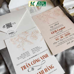 Thiết kế kết hợp giấy mỹ thuật dập nổi cùng họa tiết hoa mẫu đơn tông cam đất tạo vẻ đẹp nhẹ nhàng và tinh tế. Bố cục tối giản giúp từng chi tiết nổi bật, phù hợp những lễ cưới thanh lịch và hiện đại.
