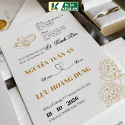 Thiết kế kết hợp giấy mỹ thuật vân nổi cùng áo giấy can bán trong suốt tạo hiệu ứng nhiều lớp đầy tinh tế. Tông kem trắng phối chi tiết vàng và họa tiết hoa cẩm tú cầu mang đến vẻ thanh lịch.