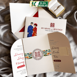 Bộ thiệp nổi bật với hình nổi PopUp cô dâu chú rể mặc áo dài truyền thống kết hợp biểu tượng song hỷ và tông đỏ chủ đạo. Thiết kế mang vẻ trang trọng, đậm bản sắc Việt, phù hợp cho những lễ cưới đề cao giá trị gia đình và nét đẹp văn hóa.