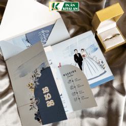 Bộ thiệp nổi bật với thiết kế PopUp cô dâu chú rể kết hợp tông xanh pastel dịu mắt, mang đến trải nghiệm mở thiệp đầy ấn tượng. Phong cách trẻ trung và hiện đại có sự khác biệt nhưng vẫn giữ nét thanh lịch.