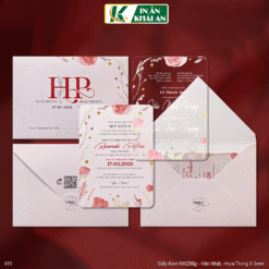 Thiết kế kết hợp nền hồng, hoa hồng đỏ Bordeaux và lớp lót nhựa trong tạo hiệu ứng nhiều lớp đầy tinh tế. Phù hợp cho những lễ cưới sang trọng, hiện đại và lãng mạn.