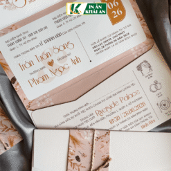 Thiết kế nổi bật với tông kem ngà phối hồng phấn và họa tiết hoa lá nhẹ nhàng, kết hợp thiệp túi cùng đai quấn dây mộc tạo cảm giác tinh tế.