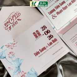 Thiệp Cưới Hoa Sen Pastel Giấy Ánh Kim Thơm Thiết kế nổi bật với họa tiết hoa sen pastel xanh hồng trên nền trắng ánh kim. Bố cục hiện đại, thanh lịch, phù hợp lễ cưới nhẹ nhàng và tinh tế.