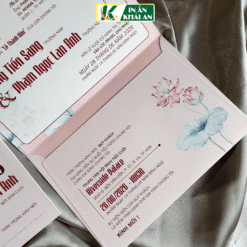 Thiệp Cưới Hoa Sen Pastel Giấy Ánh Kim Thơm Thiết kế nổi bật với họa tiết hoa sen pastel xanh hồng trên nền trắng ánh kim. Bố cục hiện đại, thanh lịch, phù hợp lễ cưới nhẹ nhàng và tinh tế.