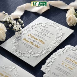 Thiệp Cưới Baroque Màu Kem Dập Nổi 3D Thiệp cưới Baroque trắng dập nổi mang phong cách cổ điển châu Âu với hoa văn nổi tinh xảo, kết hợp tông trắng ngà và điểm nhấn vàng sang trọng. Thiết kế phù hợp cho những lễ cưới trang nhã, đẳng cấp.