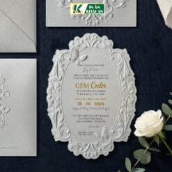 Thiệp Cưới Baroque Màu Kem Dập Nổi 3D Thiệp cưới Baroque trắng dập nổi mang phong cách cổ điển châu Âu với hoa văn nổi tinh xảo, kết hợp tông trắng ngà và điểm nhấn vàng sang trọng. Thiết kế phù hợp cho những lễ cưới trang nhã, đẳng cấp.