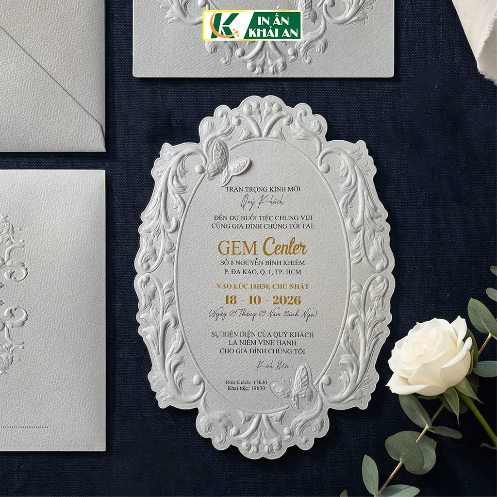 thiep-cuoi-baroque-mau-kem-dap-noi-3d-KA-441 (5) Thiệp Cưới Baroque Màu Kem Dập Nổi 3D Thiệp cưới Baroque trắng dập nổi mang phong cách cổ điển châu Âu với hoa văn nổi tinh xảo, kết hợp tông trắng ngà và điểm nhấn vàng sang trọng. Thiết kế phù hợp cho những lễ cưới trang nhã, đẳng cấp.