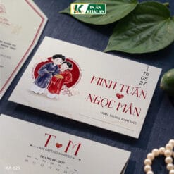 Mẫu thiệp kết hợp minh họa Chibi cô dâu chú rể trong trang phục truyền thống với bố cục thiệp túi gập ba độc đáo. Tông kem đỏ hài hòa cùng biểu tượng Song Hỷ tạo nên thiết kế vừa trẻ trung, vừa lưu giữ nét đẹp cưới hỏi Việt Nam.