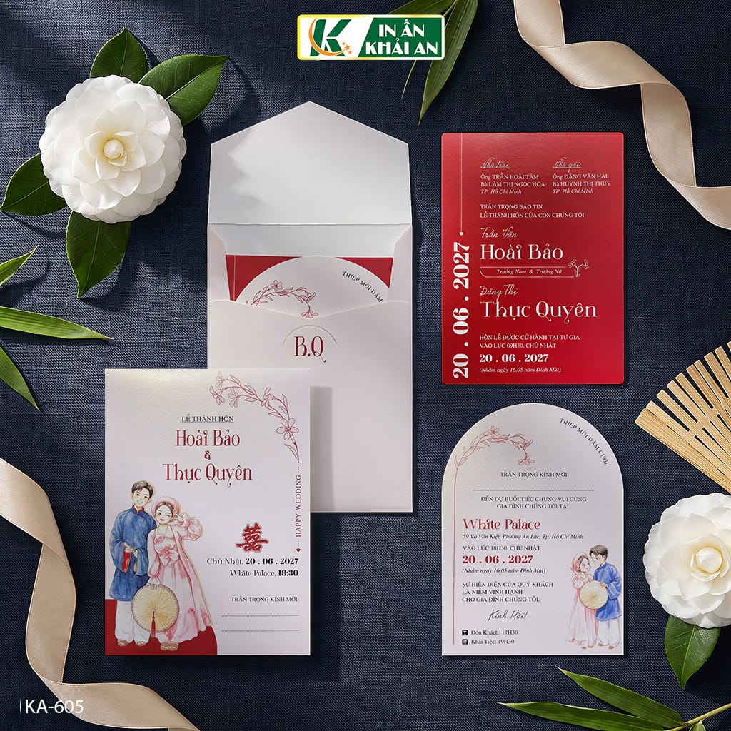 thiep-cuoi-chibi-ao-dai-do-trang-phong-cach-toi-gian-ka-605 (1) Thiết kế nổi bật với minh họa Chibi mặc áo dài truyền thống trên nền trắng kết hợp sắc đỏ rực rỡ, tạo cảm giác trẻ trung và gần gũi. Bộ thiệp sử dụng bố cục tối giản cùng các chi tiết hoa mảnh.