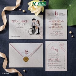 Mẫu thiệp kết hợp minh họa Chibi cô dâu chú rể cùng họa tiết hoa sen trên nền kem cổ điển, tạo cảm giác gần gũi và ấm áp. Thiết kế mang nét hoài niệm nhưng vẫn hài hòa với phong cách cưới hiện đại.