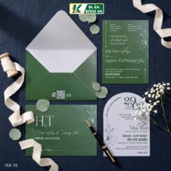 Thiệp cưới nổi bật với sắc xanh lá trầm kết hợp họa tiết hoa nét mảnh và bố cục tối giản hiện đại. Thiết kế mang vẻ đẹp thanh lịch, tạo điểm nhấn nhẹ nhàng cho những lễ cưới yêu thích phong cách hiện đại.
