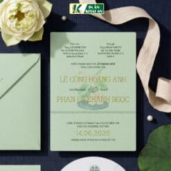 Thiết kế sử dụng sắc xanh ngọc nhạt kết hợp họa tiết hoa sen thanh thoát, tạo cảm giác nhẹ nhàng và trang nhã. Bộ thiệp mang hơi thở Á Đông hiện đại, phù hợp với những lễ cưới đề cao sự tinh tế và ý nghĩa viên mãn.