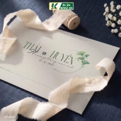 Lấy cảm hứng từ lá bạch quả và bảng màu xanh olive dịu mắt, mẫu thiệp mang vẻ đẹp tinh giản nhưng đầy chiều sâu. Thiết kế cân bằng giữa nền kem và thiệp xanh tạo cảm giác thanh lịch, phù hợp những lễ cưới yêu thiên nhiên và phong cách hiện đại.