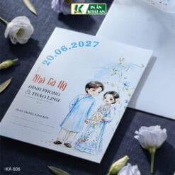 Mẫu thiệp mang sắc xanh dương dịu nhẹ kết hợp minh họa Chibi cô dâu chú rể trong trang phục áo dài Việt Nam. Thiết kế tạo cảm giác thanh lịch, trẻ trung và phù hợp với những lễ cưới yêu thích nét đẹp truyền thống pha hiện đại.
