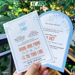Mẫu thiệp mang sắc xanh dương dịu nhẹ kết hợp minh họa Chibi cô dâu chú rể trong trang phục áo dài Việt Nam. Thiết kế tạo cảm giác thanh lịch, trẻ trung và phù hợp với những lễ cưới yêu thích nét đẹp truyền thống pha hiện đại.